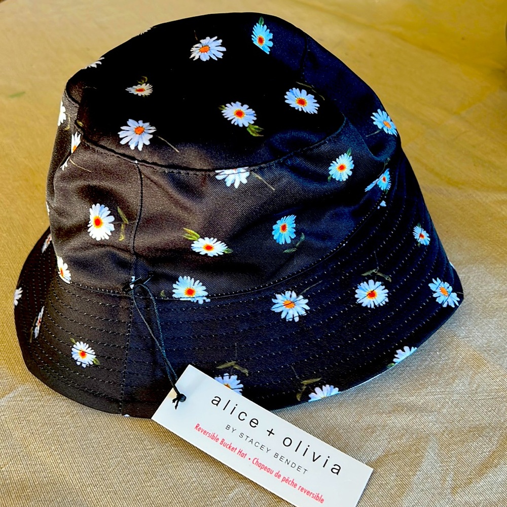 Alice and Olivia reversible bucket hat
